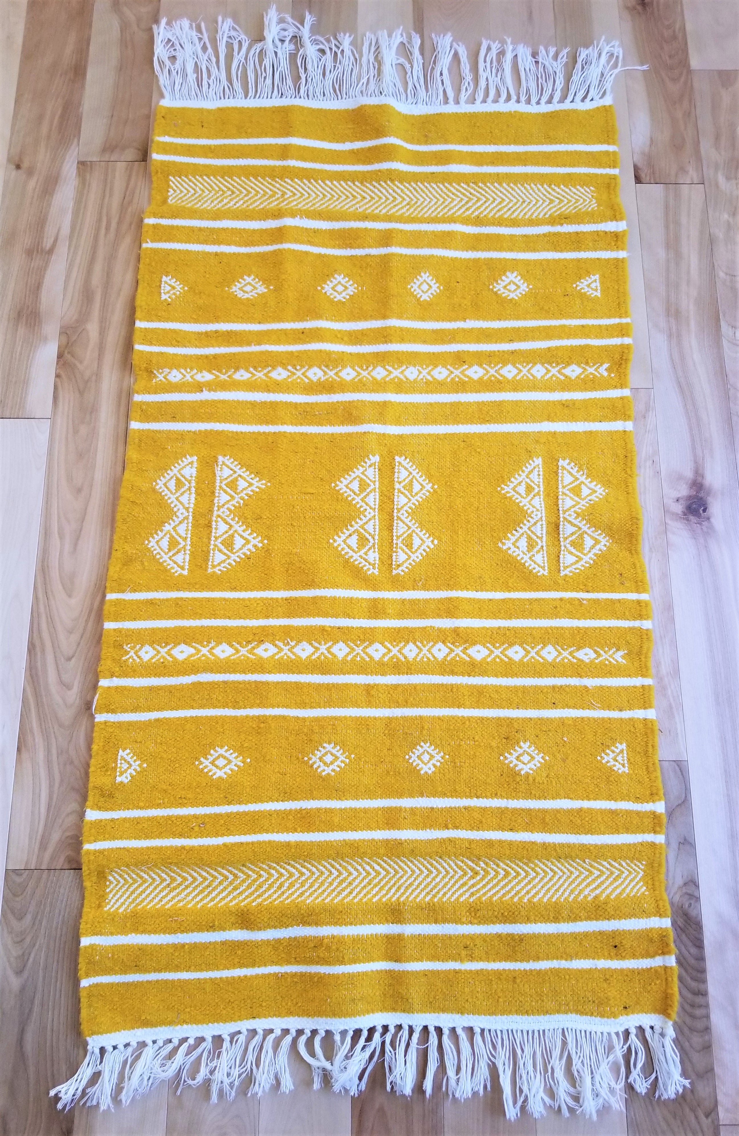 Margoum tunisien  Tapis laine jaune poussin motifs  blancs 